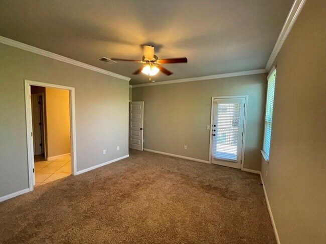 Building Photo - Fabulous 4-bedroom duplex in the heart of Lakeway!