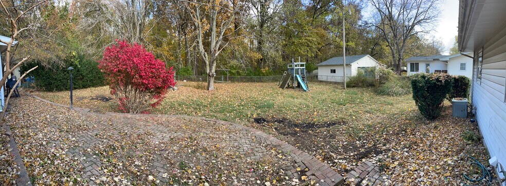 Beautiful backyard - 620 Lawrence Dr