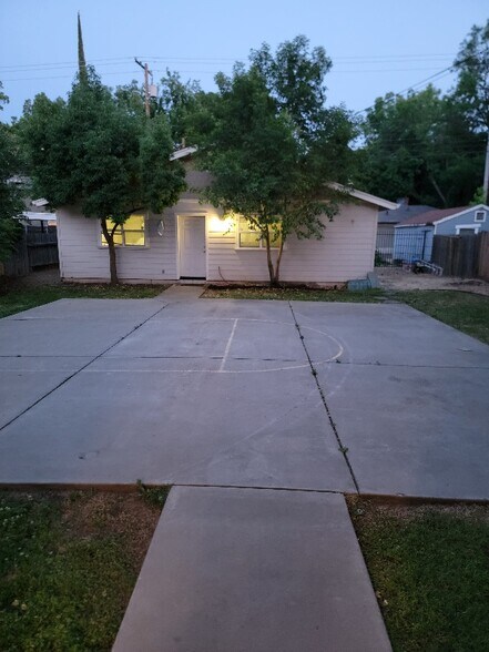 Fenced Backyard w/Half BB Court - 525 W 1st Ave