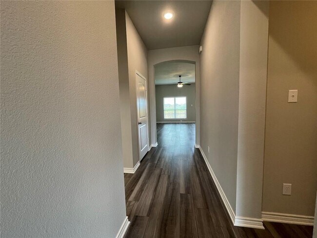 Building Photo - 806 Hollyhock Dr