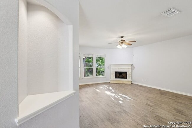 Building Photo - Stunning 4 Bedroom 2.5 Bath home in The Ridge at Lookout Canyon ~ Move in Ready!