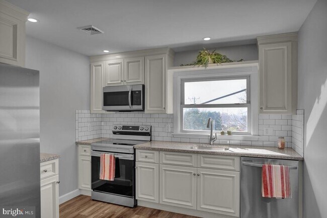 Building Photo - 933 N Hanover St