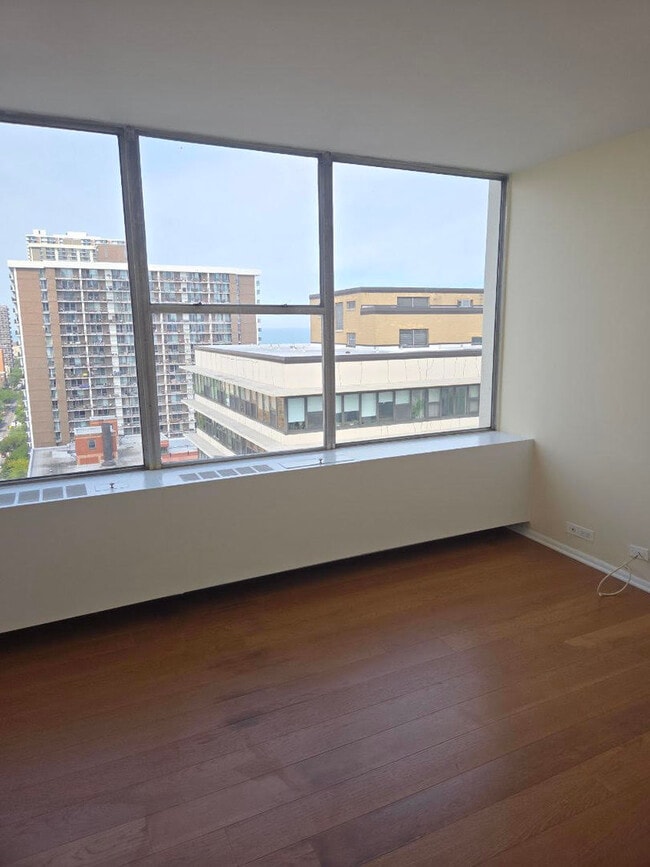 Building Photo - 5757 N Sheridan Rd