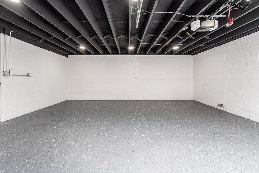 Garage - 884 S Chesterfield Rd