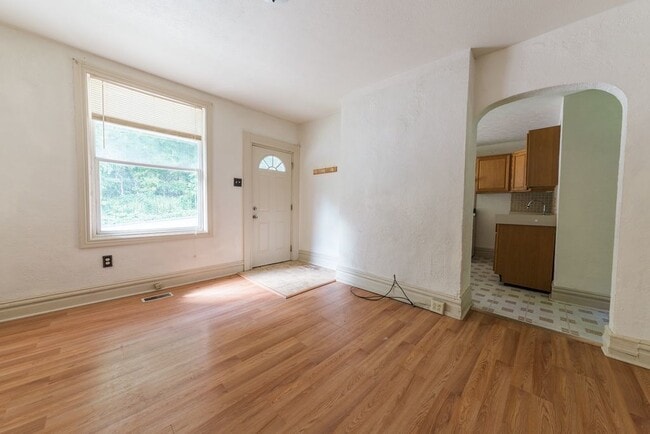 Building Photo - AVAILABLE JUNE 2026 - Great Location with Off-Street Parking Spot !