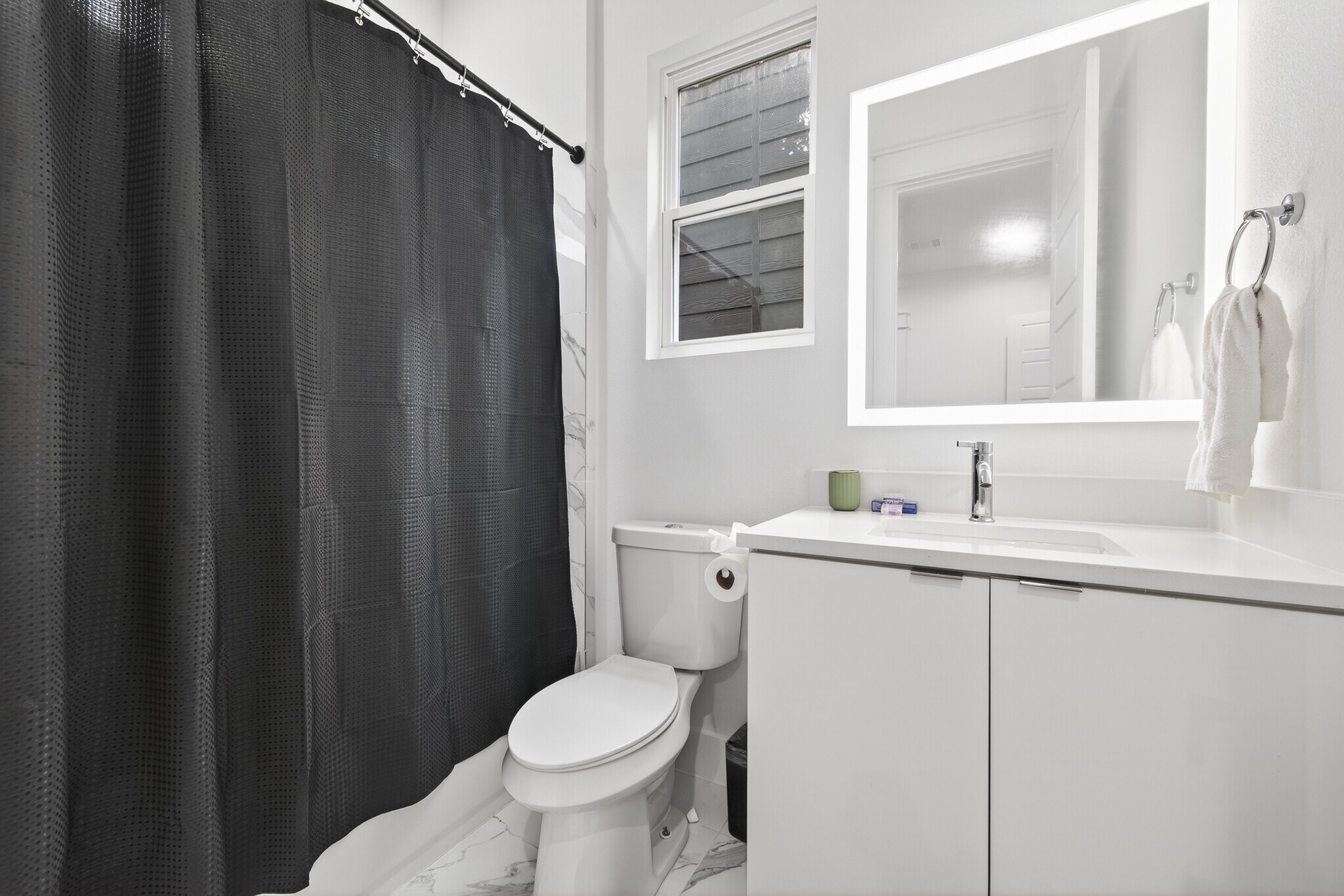 Bathroom2 - 523 Schweikhardt St