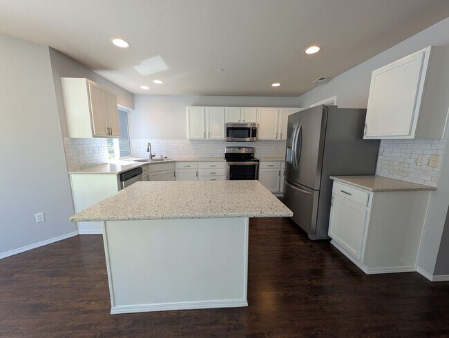 Building Photo - 4 Bedroom, 2.5 Bath DuPont Home!