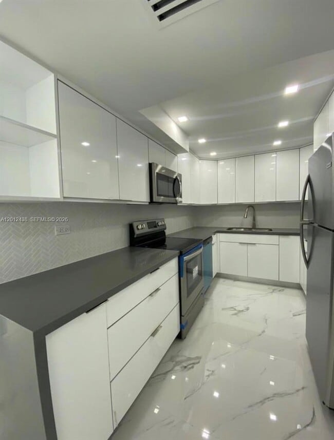 Building Photo - 6039 Collins Ave