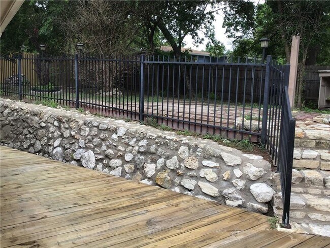 Building Photo - 400 Celery Loop