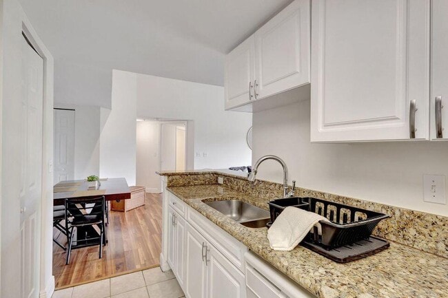 Building Photo - 1400 Crestwood Ct S