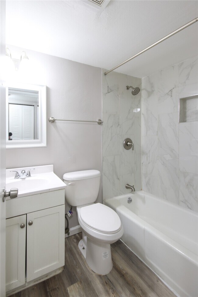 Building Photo - 4770 Kings Dr