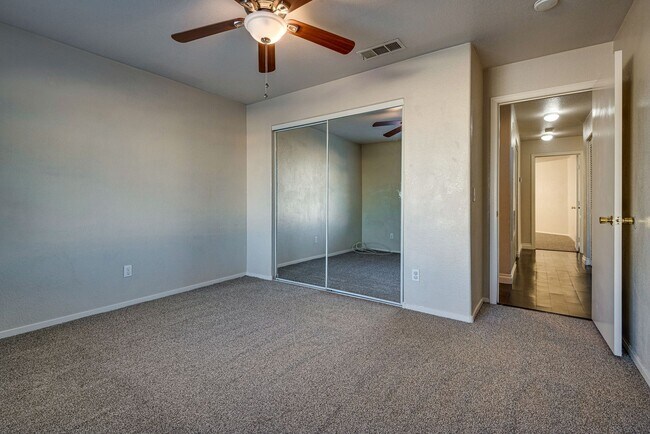 Building Photo - Beautiful 3 Bedroom, 2 Bathroom Townhouse w/ attached 1 Car Garage & Community Pool.