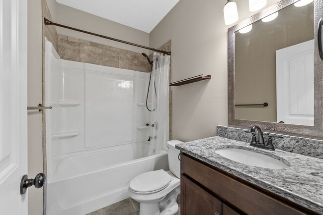 Building Photo - Pet Friendly Four Bedroom with Bonus!