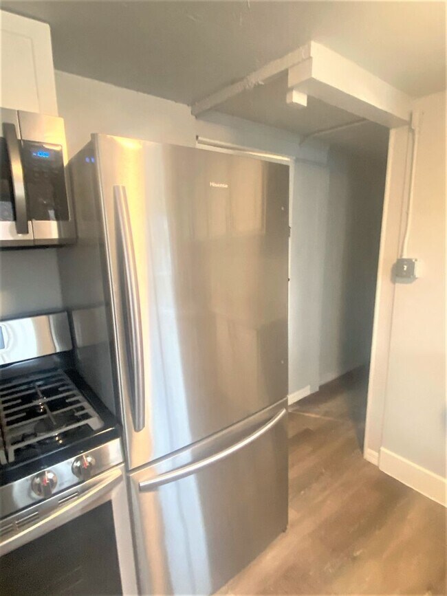 Building Photo - Newly Renovated Studio in Unbeatable Locat...