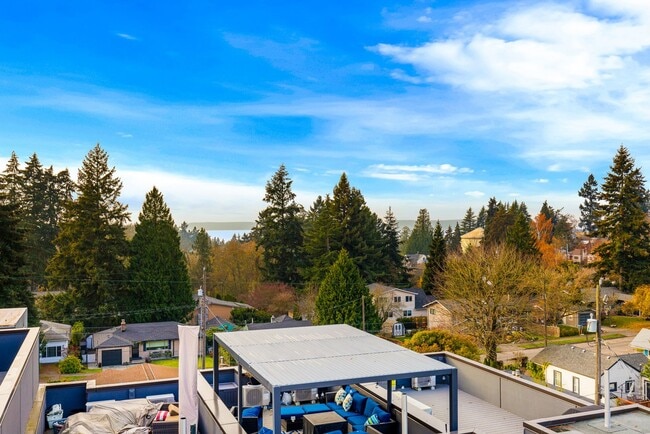Building Photo - 2 Bedroom PLUS DEN - West Seattle Townhome