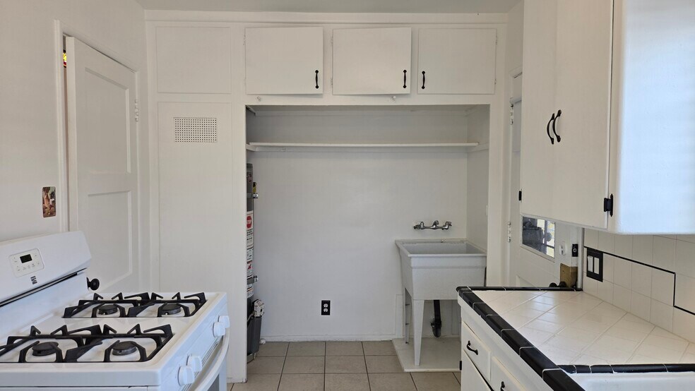 Building Photo - 3552 Locke Ave