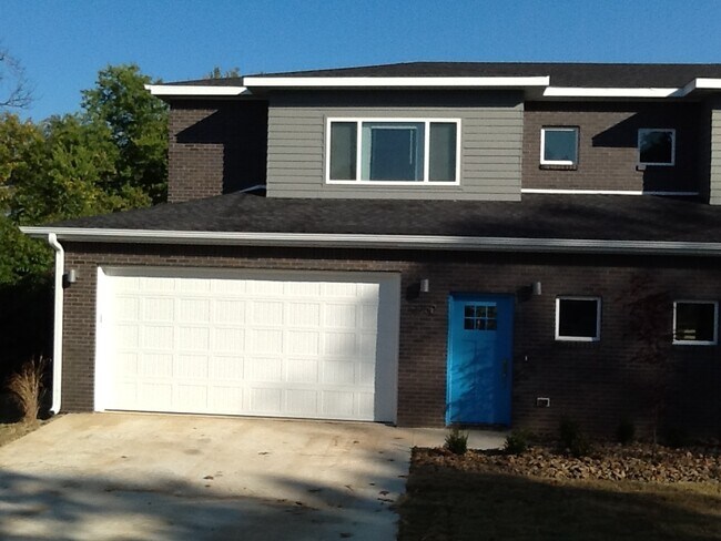 Building Photo - 2748-2750 Wildwood Dr