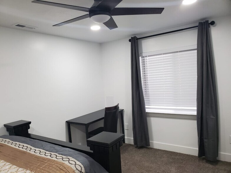 Building Photo - 704 N Bennedict Dr