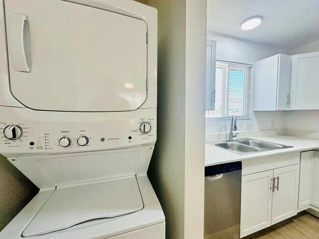 Building Photo - 4424 Bellevue Newly Renovated Apartments with All Appliances Included!