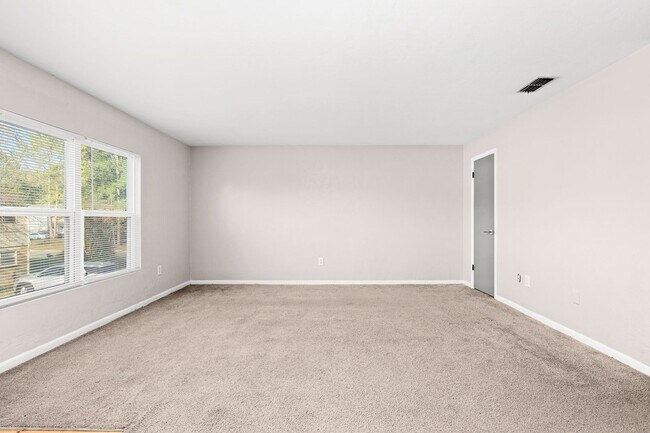 Building Photo - 2 Bed 1.5 Bath Condo