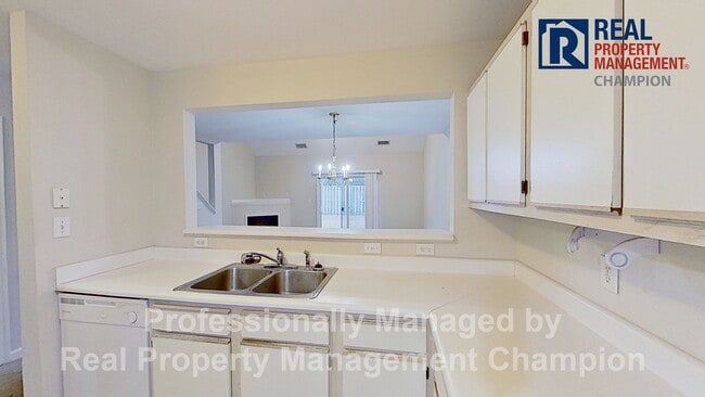 Building Photo - 3 Bedroom Townhome near Monkey Junction