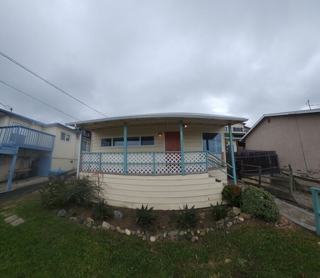 Building Photo - Views of Morro Bay in this cozy hillside cottage!