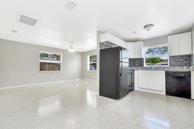 Building Photo - 1/1  Clearwater Duplex -  available now