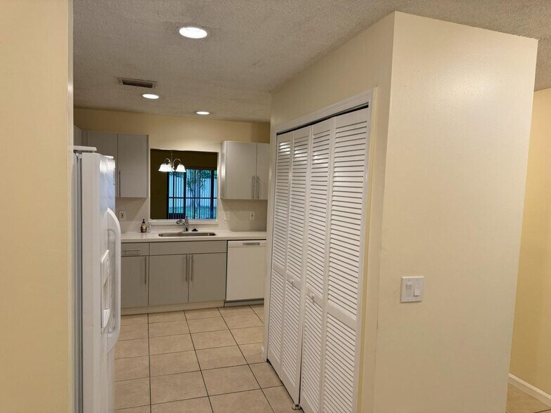 Building Photo - 1218 White Pine Dr