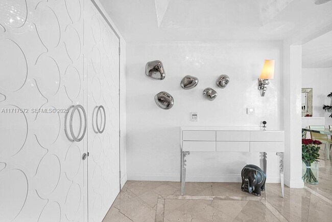 Building Photo - 16051 Collins Ave