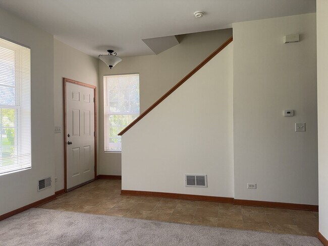 Building Photo - 2216 Evergreen Cir