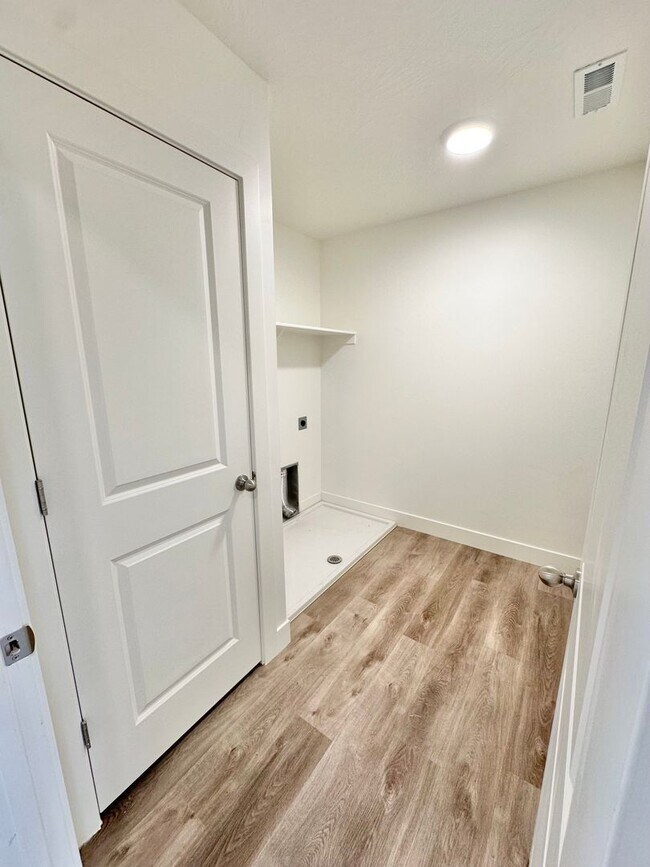 Building Photo - Desert Color Townhome!