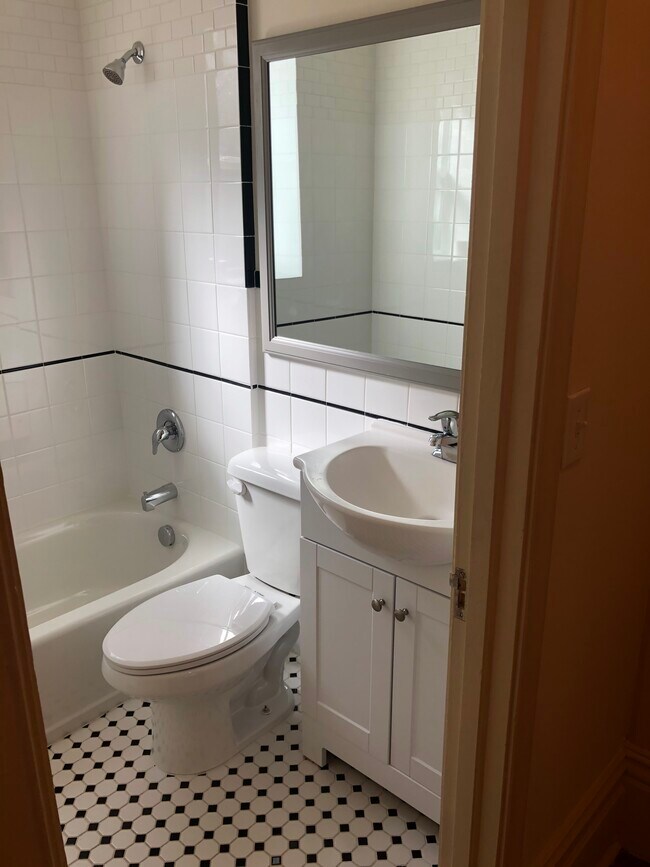 Building Photo - 214 N Canyon Rd