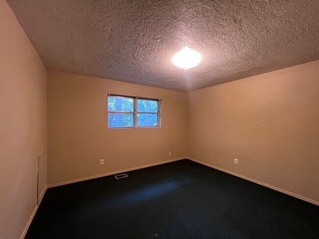 Building Photo - 525 Mt Pelia Rd