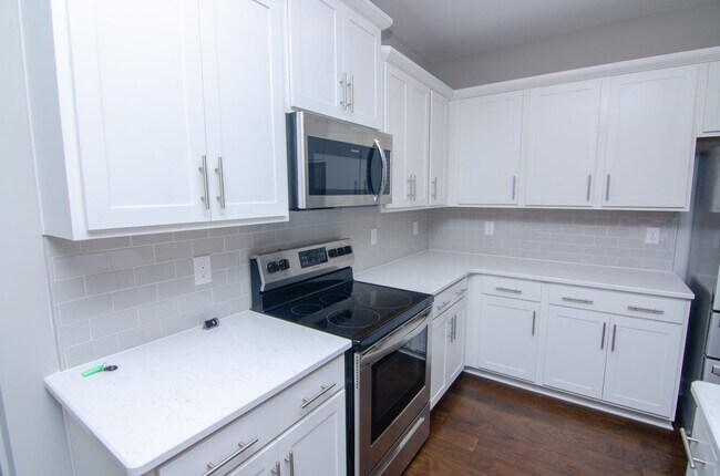 Building Photo - Stunning Condo with Garage space