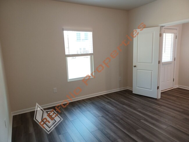Building Photo - Bright and Airy! 5 Bedrooms 3 Bathrooms Ho...