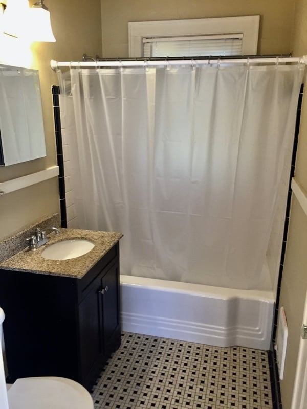 Building Photo - 607 E 6th St