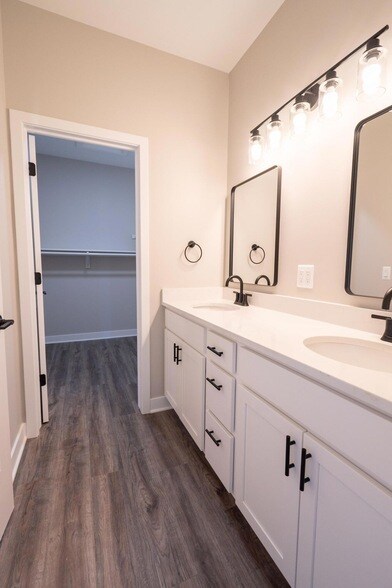 Building Photo - 8452 Oak Shade Cir