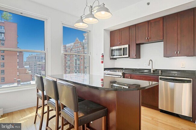 Building Photo - 675 E St NW
