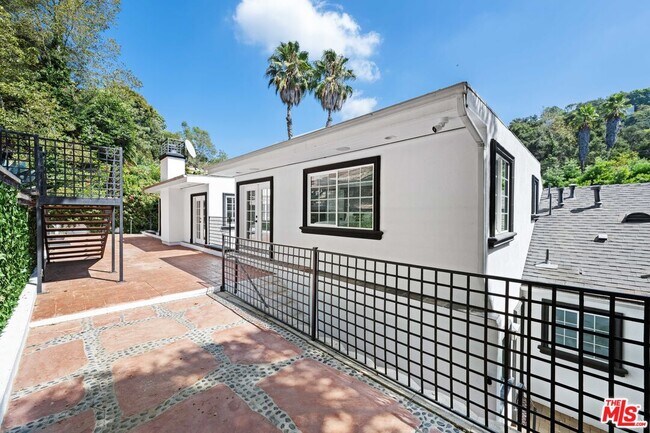 Building Photo - 2563 Hutton Dr