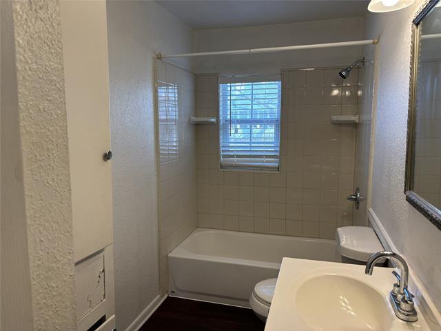 Building Photo - 102 W Elm St