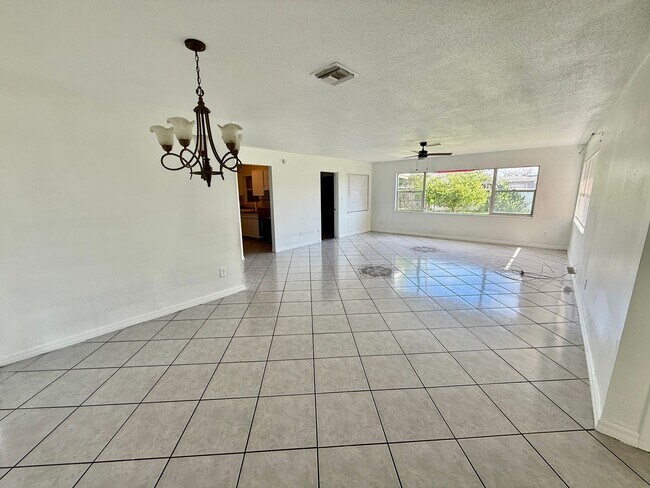 Building Photo - SKY LAKE 3 Bed / 2 Bath