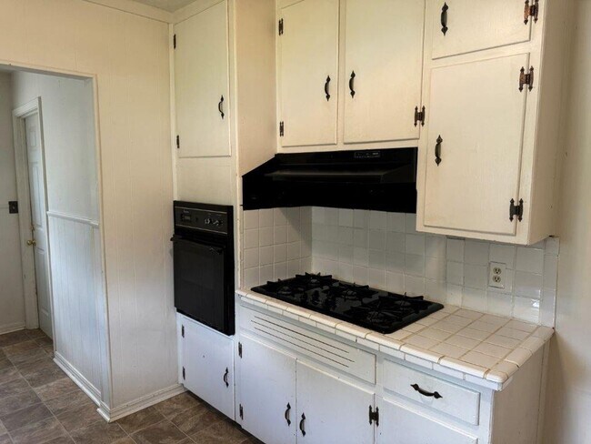 Building Photo - Tons of possibilities here!  3 bedrooms pl...