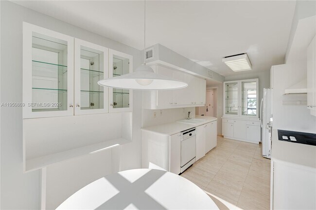 Building Photo - 1121 Crandon Blvd