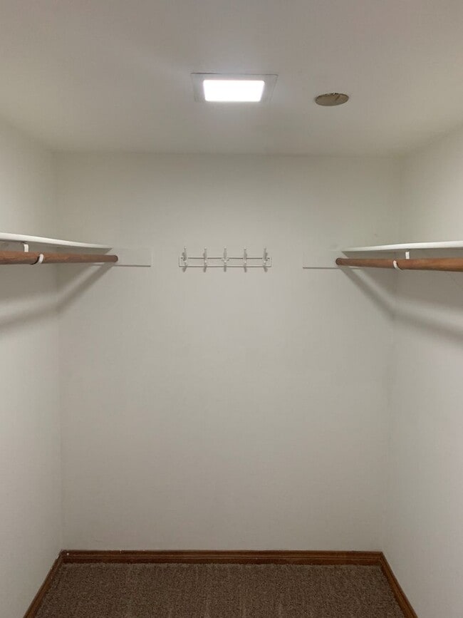 Building Photo - Los Caballeros #008