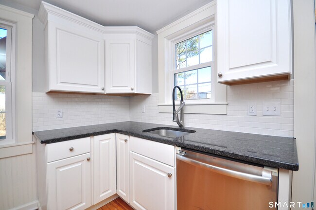 Building Photo - 14 Hazelmeadow Pl