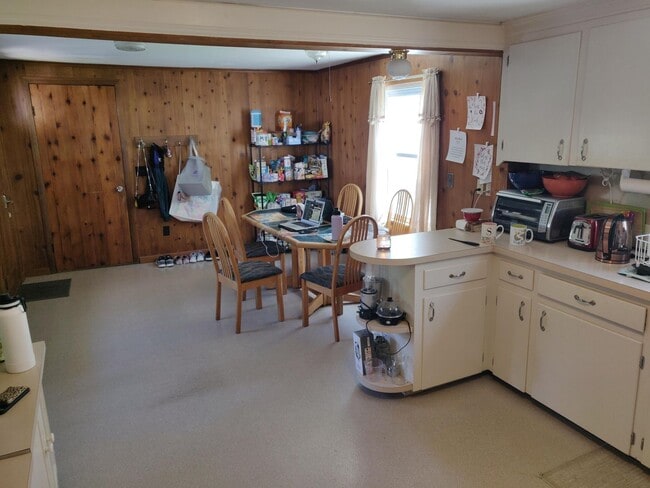 Building Photo - 4-Bedroom Home for Rent in the Heart of Sixteen Acres