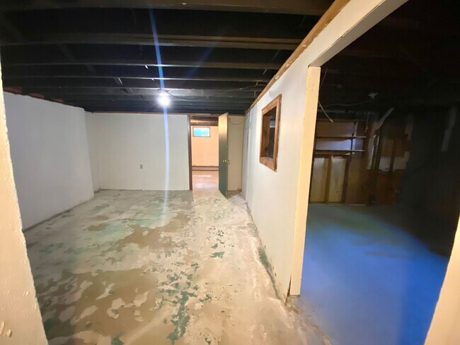 Building Photo - 2 Bedroom Duplex