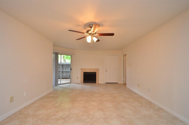 Building Photo - 9797 Leawood Blvd