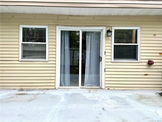 Building Photo - 210 Country Club Dr