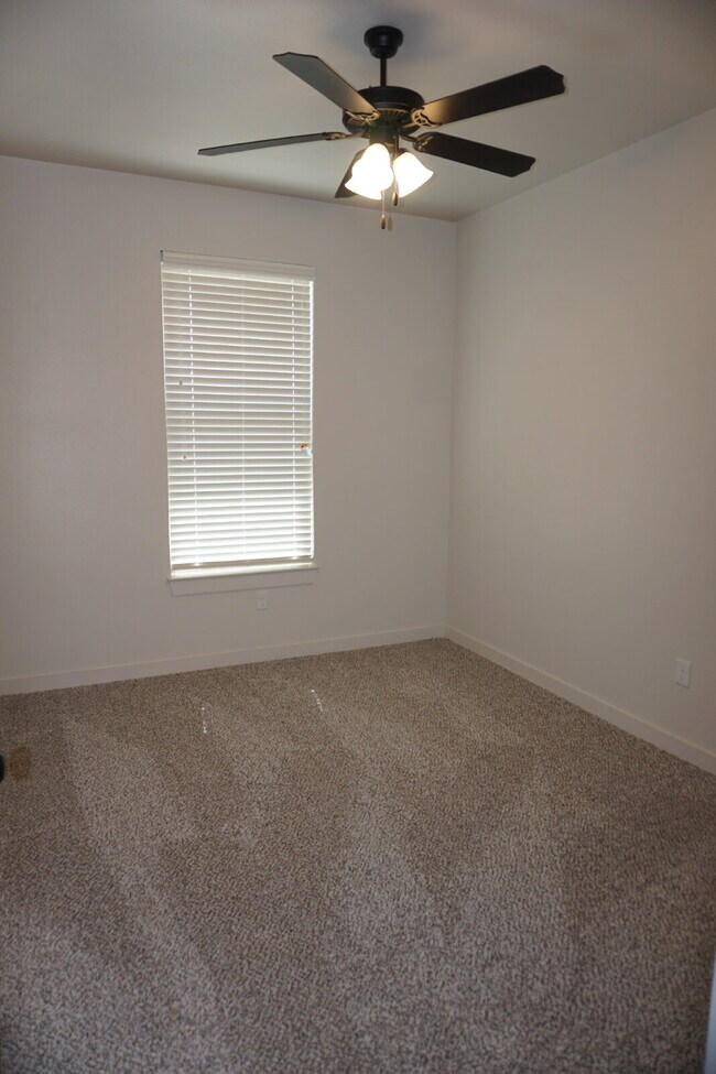 Building Photo - Gorgeous 2/2/1 one block away from Cooper East Elementary!